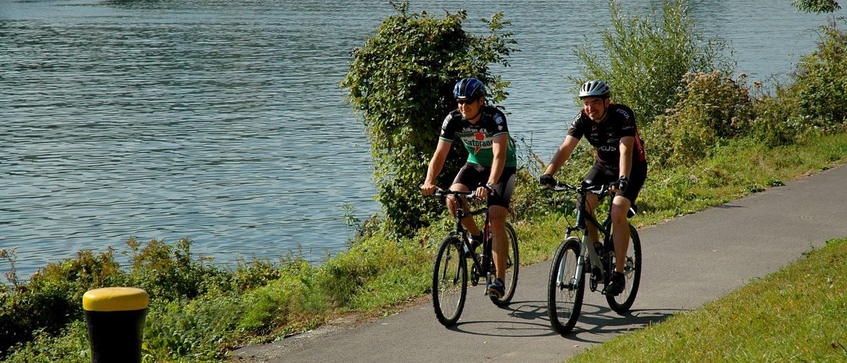 Radfahrer am Flussweg