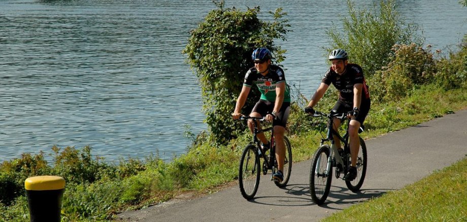Radfahrer am Flussweg