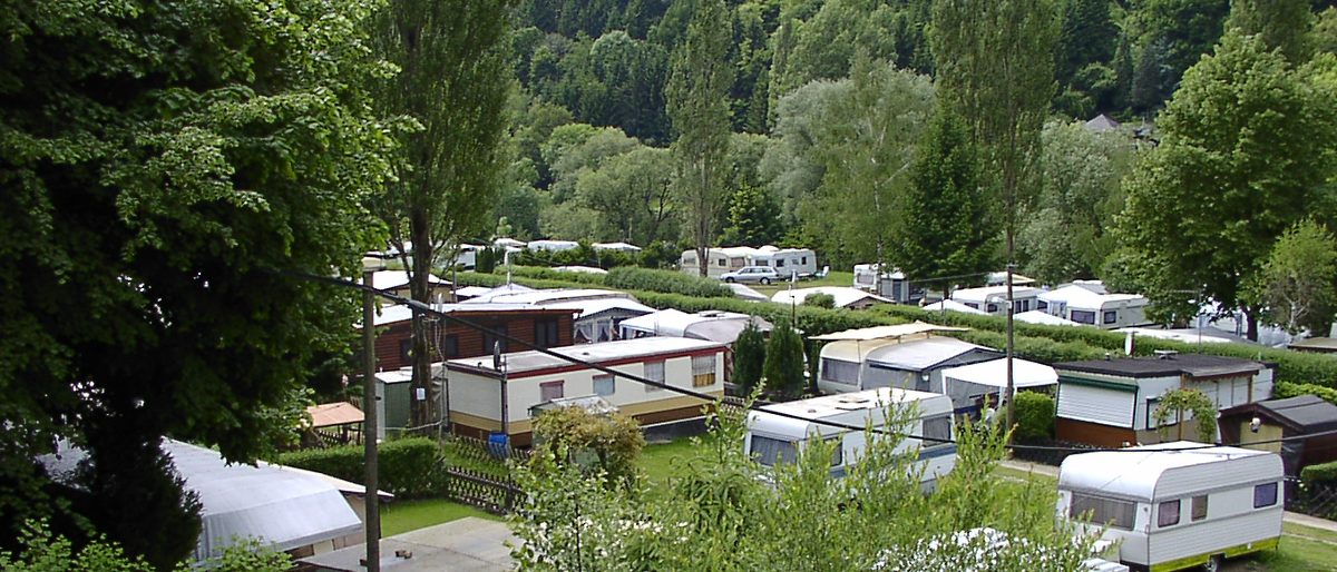 Campingplatz mit Wohnwagen und Reisemobilen